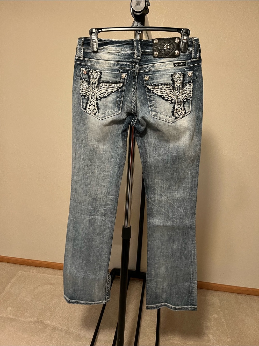 Embroidered Back-Pocket Bootcut Leg Women's Jeans - Blue